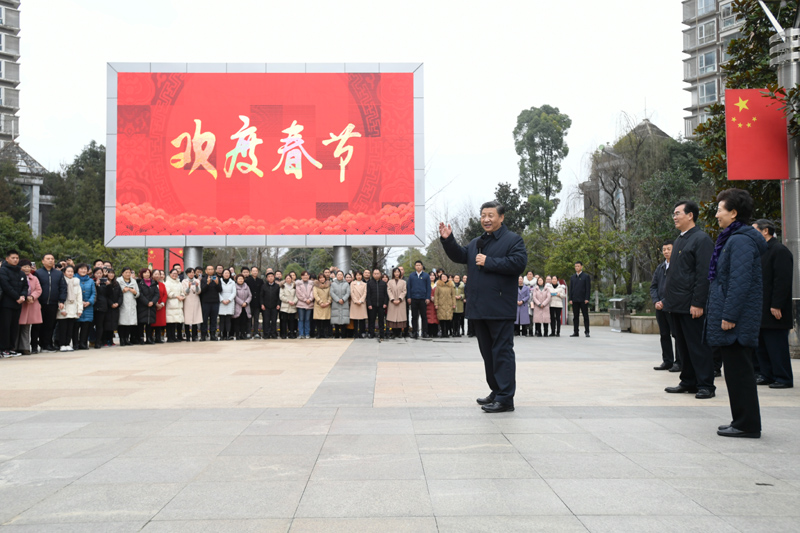 2月3日至5日，中共中央总书记、国家主席、中央军委主席习近平来到贵州考察调研，看望慰问各族干部群众，向全国各族人民致以美好的新春祝福。这是4日下午，习近平在贵阳市观山湖区金阳街道金元社区同社区群众亲切交流。新华社记者 李学仁 摄