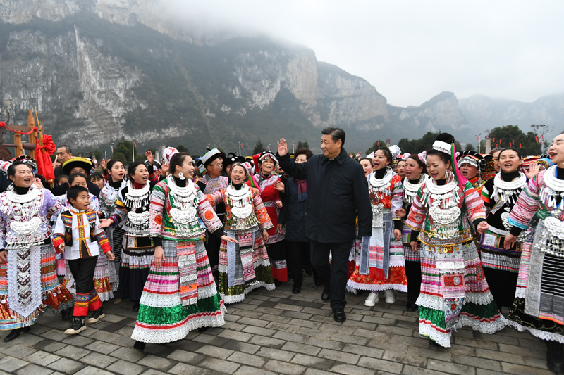 2月3日至5日，中共中央总书记、国家主席、中央军委主席习近平来到贵州考察调研，看望慰问各族干部群众，向全国各族人民致以美好的新春祝福。这是3日下午，习近平在毕节市黔西县新仁苗族乡化屋村考察结束时，乡亲们依依不舍簇拥着总书记，齐唱苗家留客歌。新华社记者 谢环驰 摄