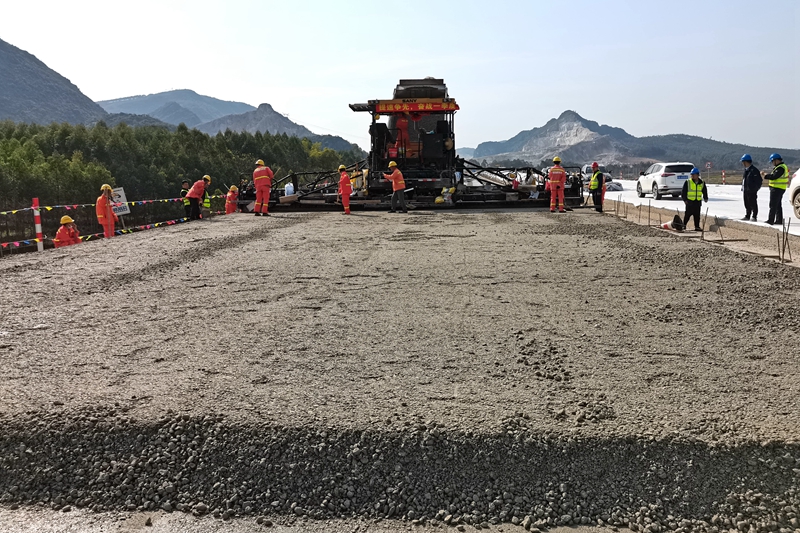 1.1.吴隆高速南岸水泥稳定级配碎石上基层试验段顺利摊铺.jpg